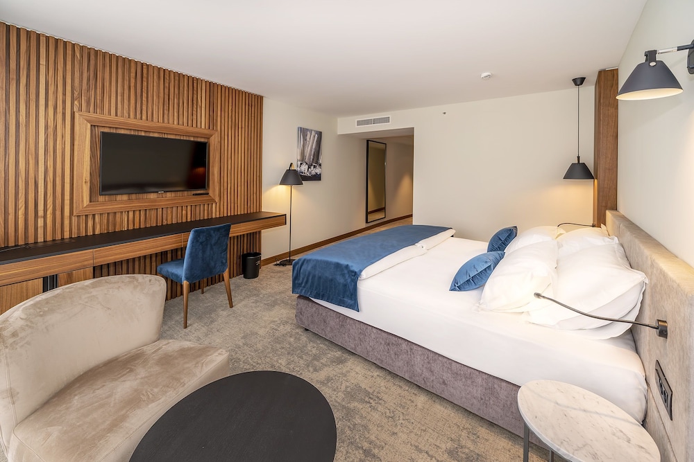 Family Quadruple Room, Balcony, Pool View