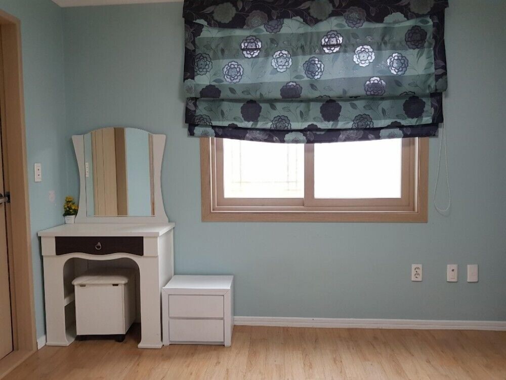 Room (305) - Photo 6