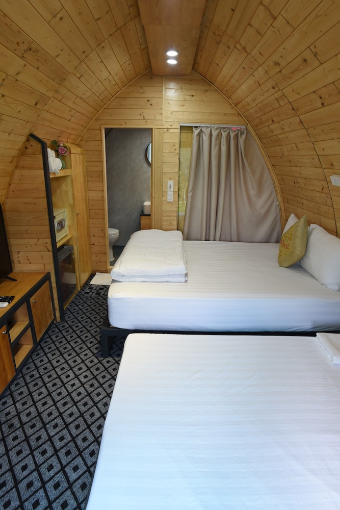 Deluxe Quadruple Room, 2 Queen Beds photo 1
