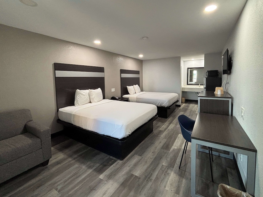 Deluxe Room, 2 Queen Beds, Smoking, Refrigerator & Microwave - Photo 1