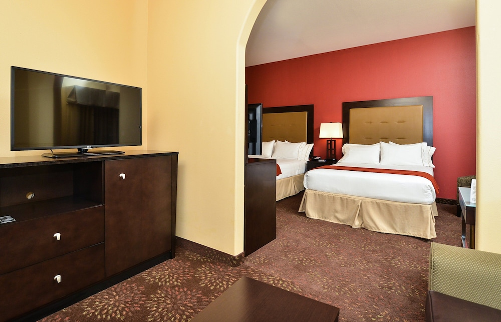 Suite, 2 Queen Beds (Extra Living Area) - Photo 2