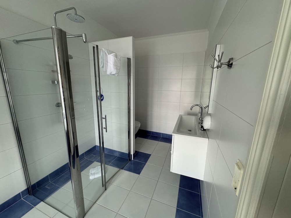Classic Double Room, Partial Lake View photo 3