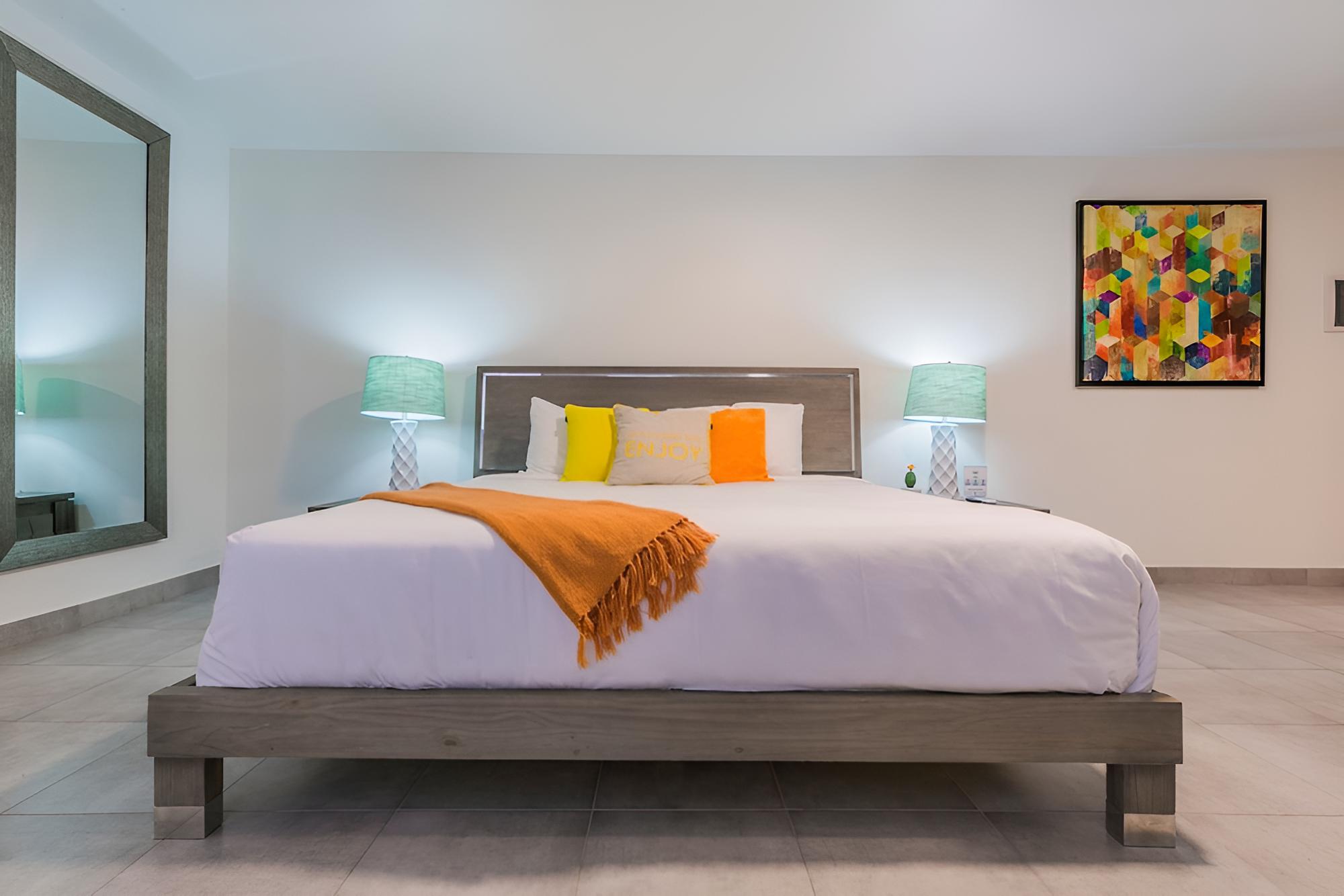 Deluxe Studio Suite, 1 King Bed, Balcony