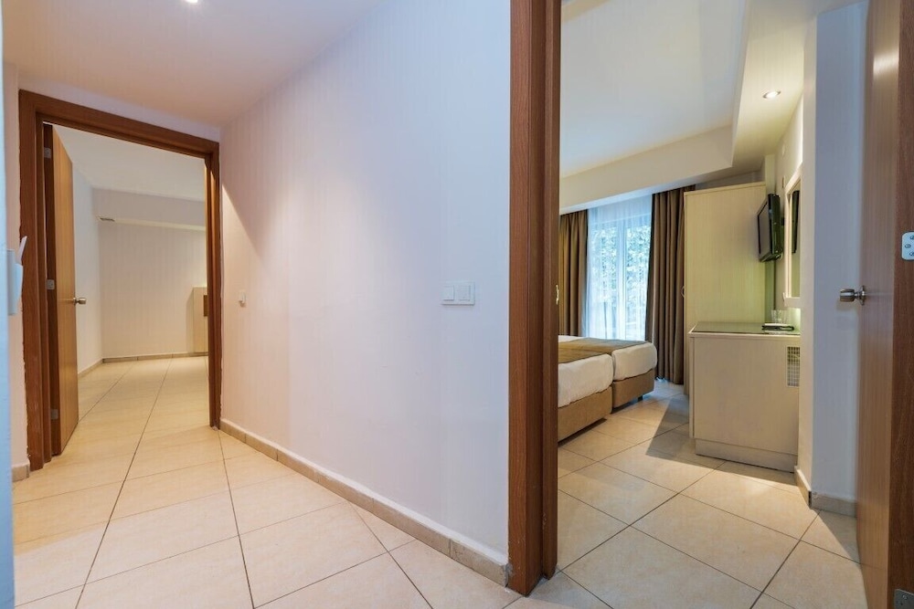 Chambre Familiale, accès piscine, vue piscine