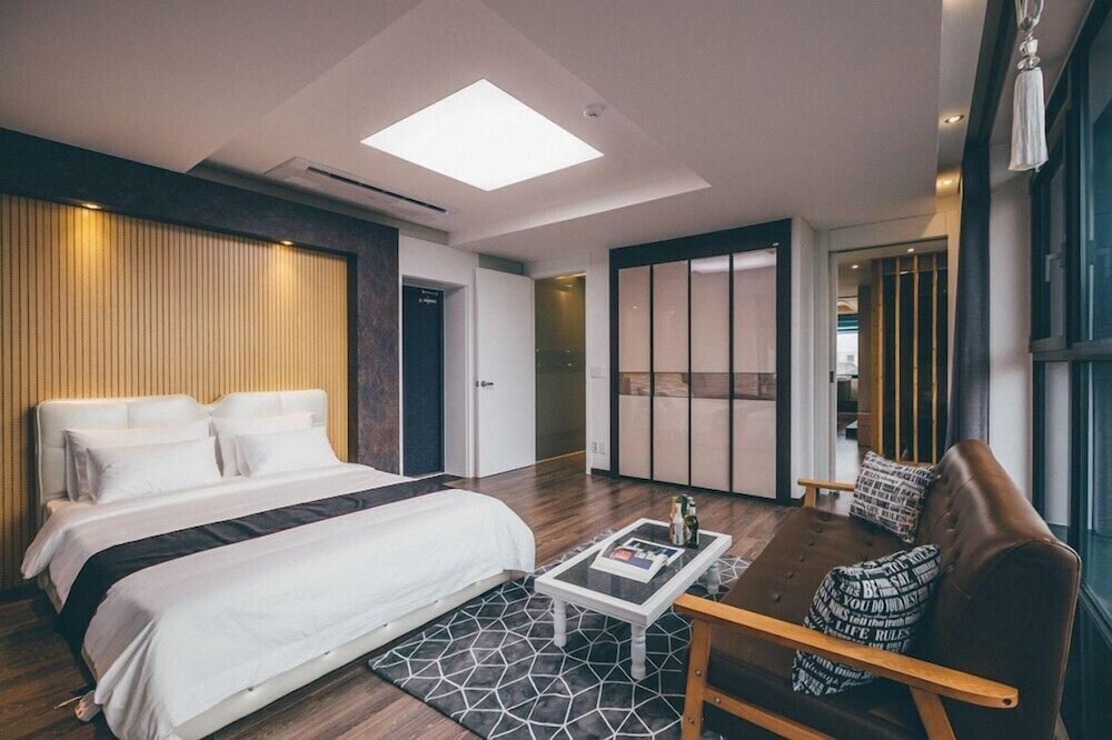 Room (R201)