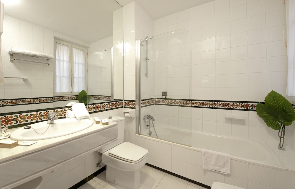 Standard Double or Twin Room - Photo 8