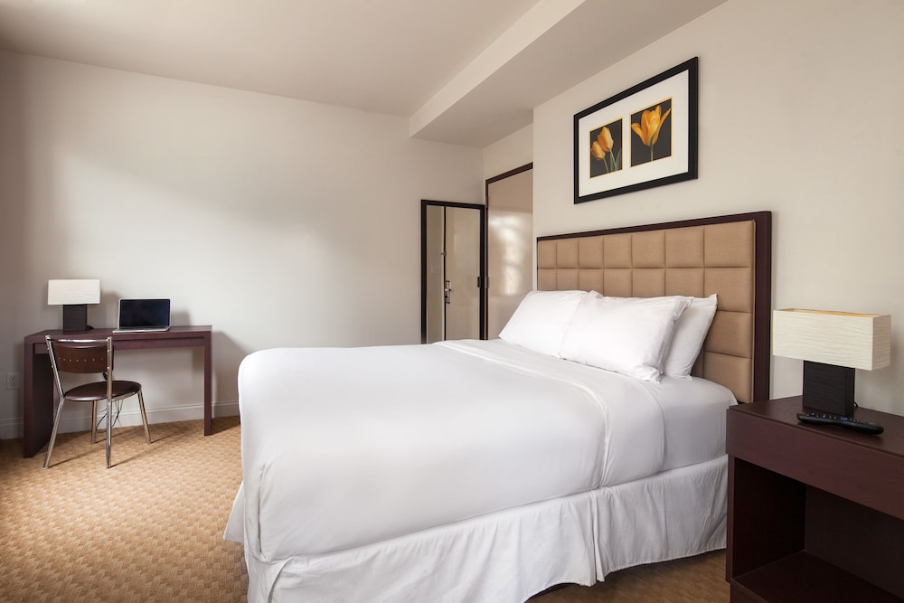 Standard Room, 1 Queen Bed photo 2