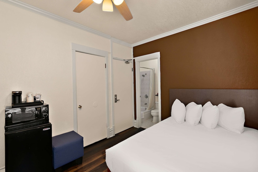 Standard Room, Multiple Beds, Non Smoking, Refrigerator & Microwave - Photo 4