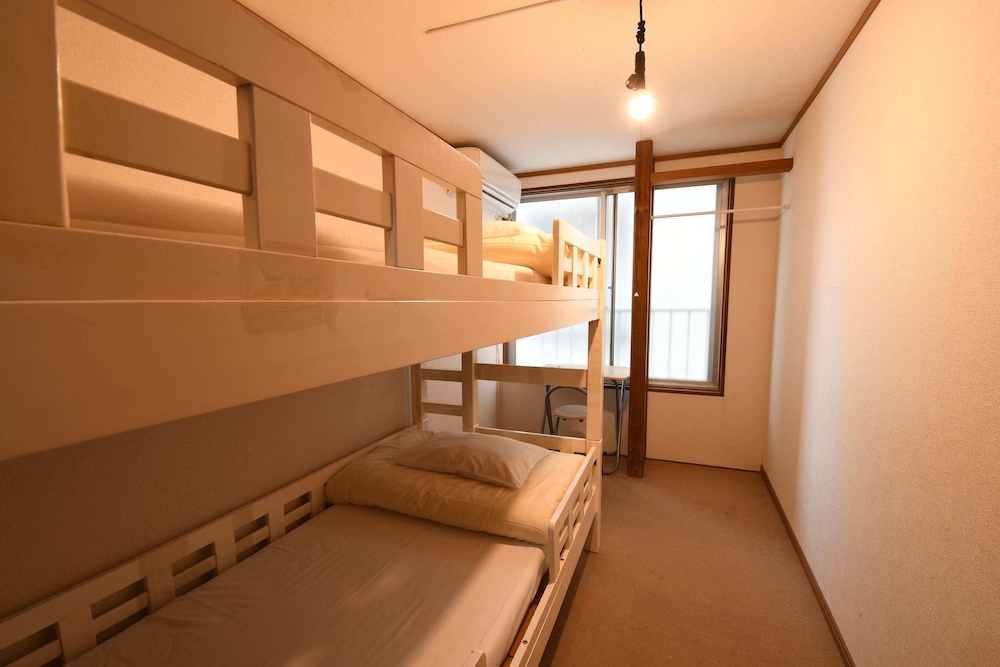 Basic Twin Room, Shared Bathroom photo 1