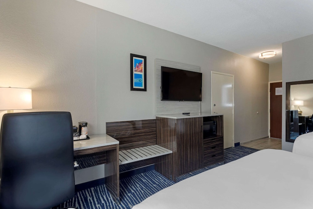 Standard Room, 2 Queen Beds, Non Smoking - Photo 2