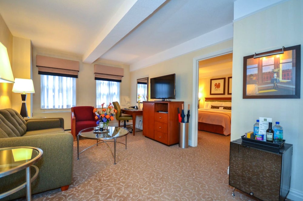 Elite Suite,1 Queen Bed, One-bedroom Apartment with Separate but adjoining Living Space and Sofa Bed