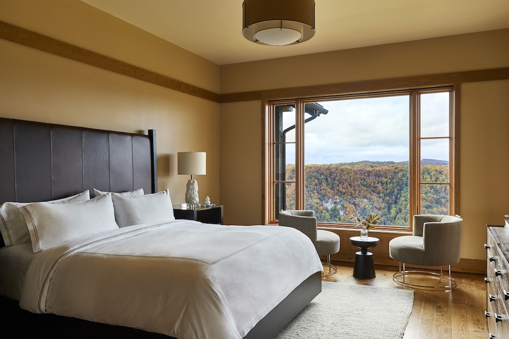 Suite, 1 King Bed (Pinnacle) photo 2