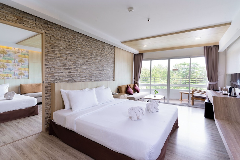 Deluxe Ocean Building (King Bed) - Photo 2