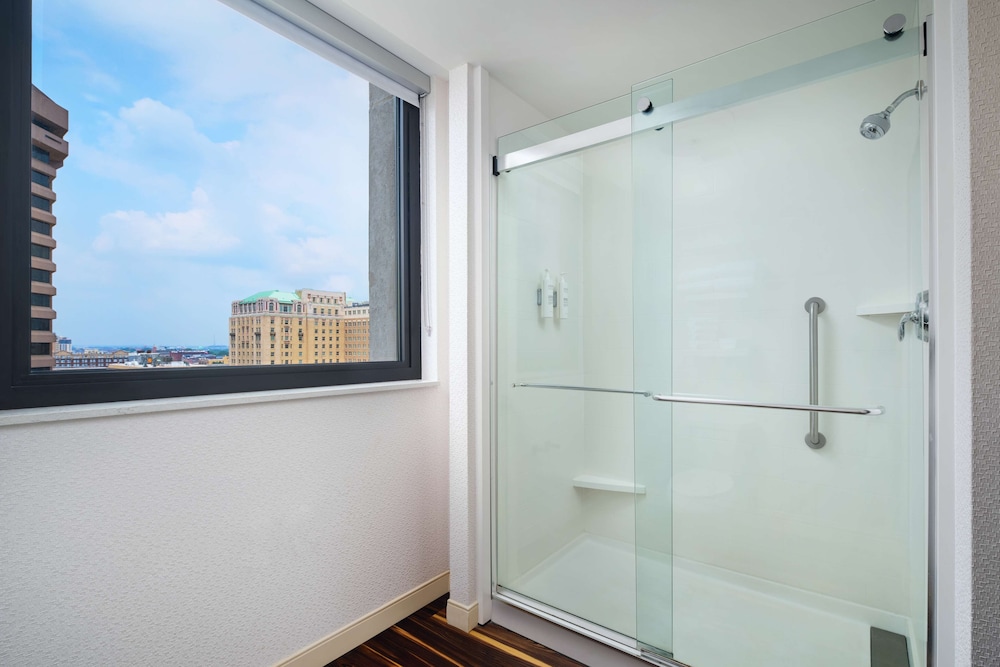 Room, Accessible, Non Smoking (Roll-in Shower) photo 2