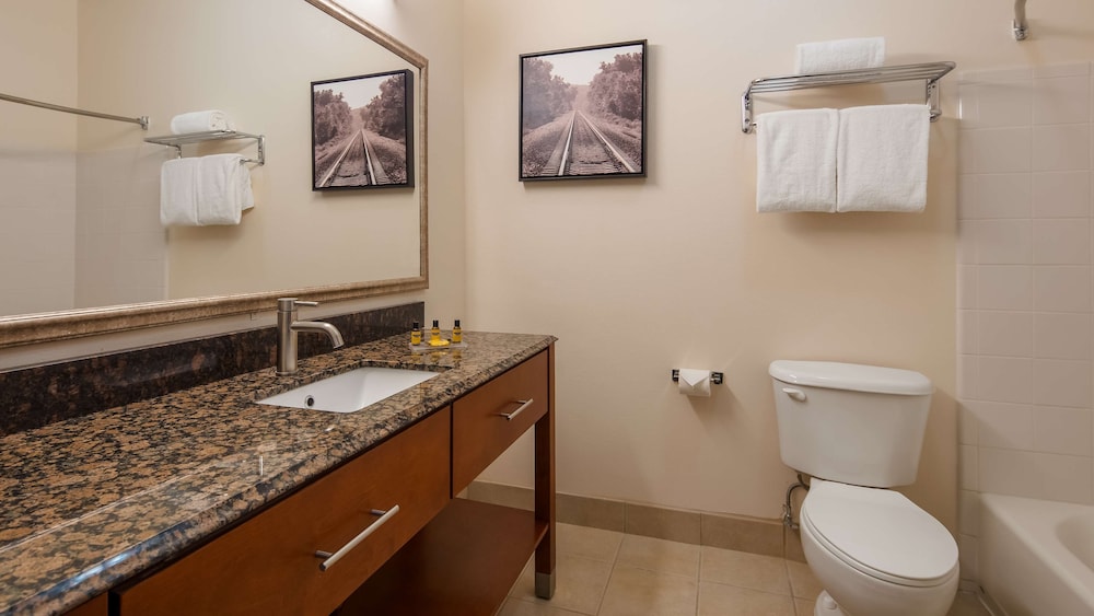 Standard Room, 2 Queen Beds, Non Smoking, Refrigerator & Microwave (Pet Friendly) photo 2