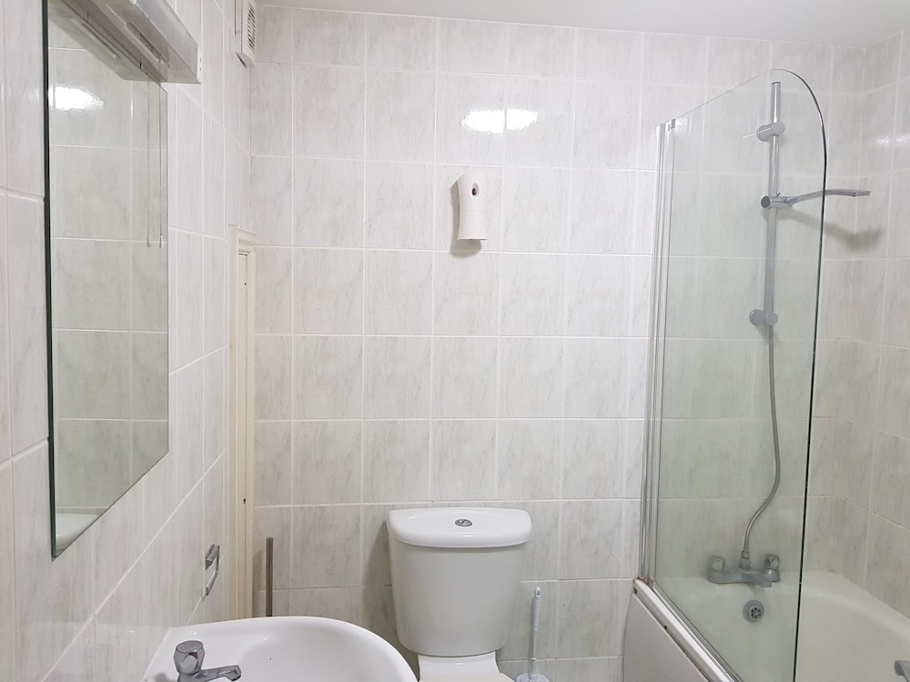 Basic Single Room, Shared Bathroom photo 3
