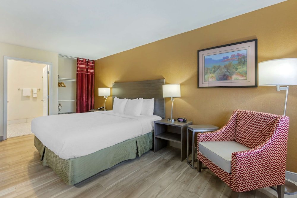 Standard Room, 1 King Bed, Accessible, Bathtub photo 1