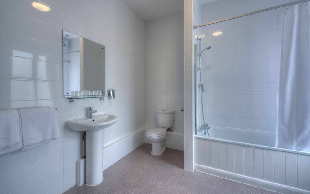 Accessible Twin Room photo 3
