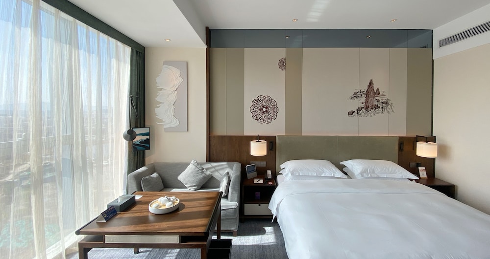 Club Room, 1 King Bed, City View - Photo 1