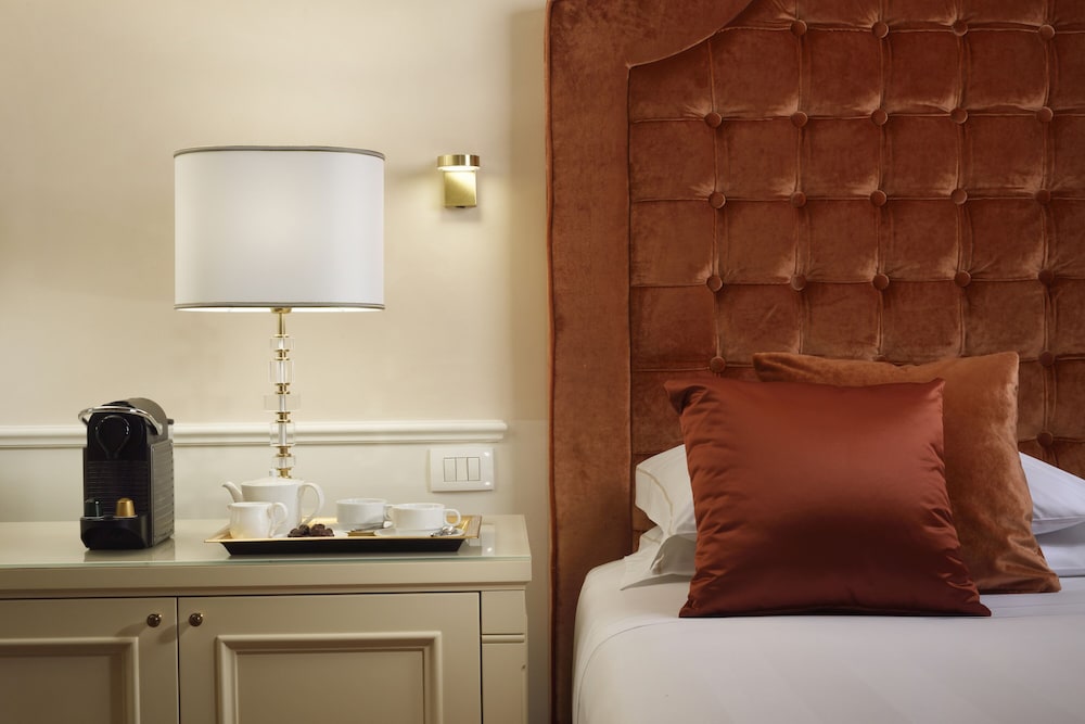 Luxury Suite, 1 King Bed, Hot Tub, City View photo 2