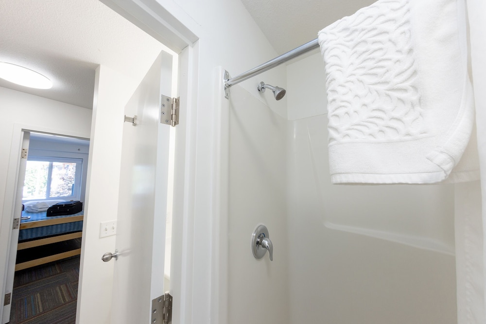Suite, 4 Bedrooms - Photo 4