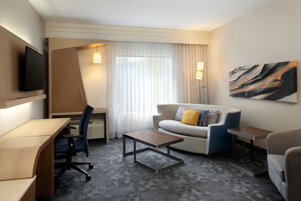 Suite, 1 Bedroom (Mobility/Hearing Accessible, Tub) - Photo 1