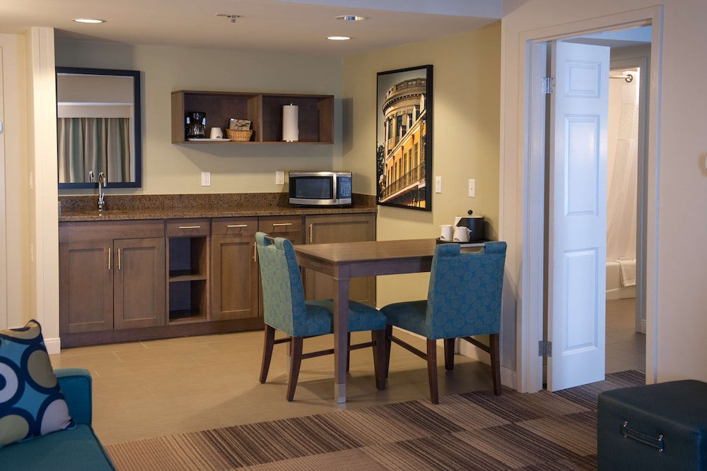 Suite - Photo 3