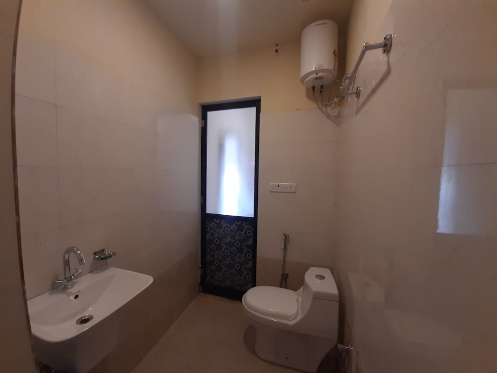 Deluxe Room - Photo 6