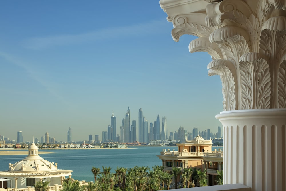 Raffles Club Palm Room, Club Lounge Access thumbnail 5