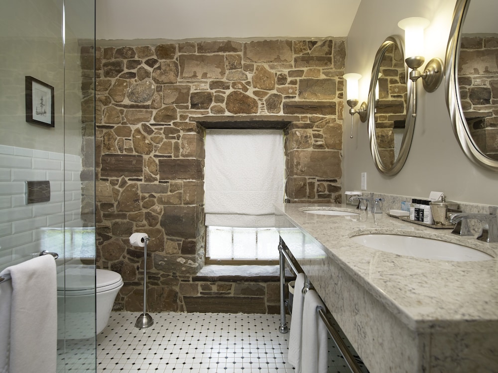 Officers Suite photo 2