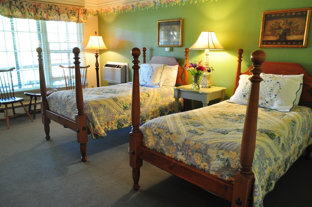 Comfort Twin Room, 2 Twin Beds, River View (No Pets Allowed) photo 1