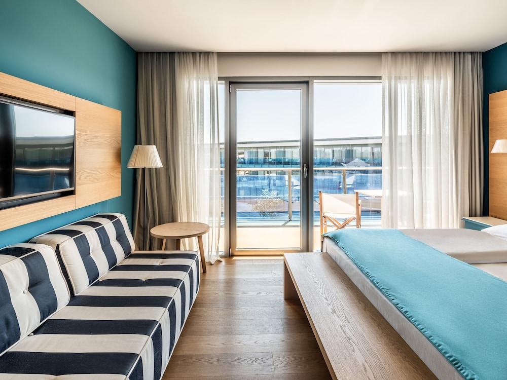 Superior Room, Partial Sea View - Photo 4