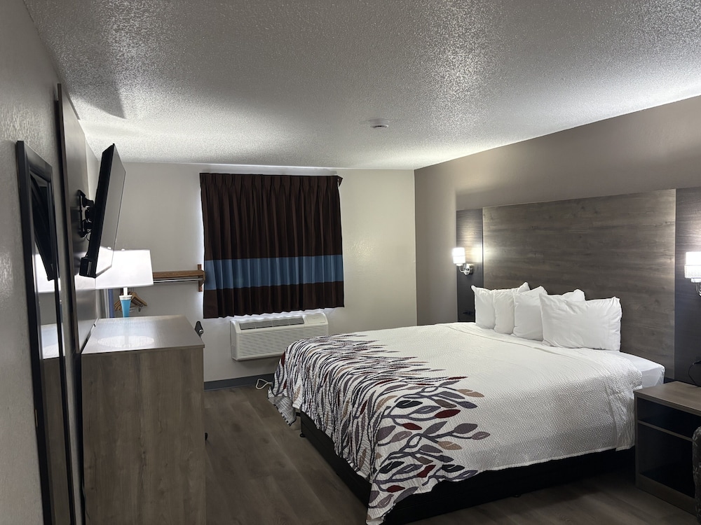 Superior Room, 1 King Bed, Accessible, Non Smoking - Photo 3