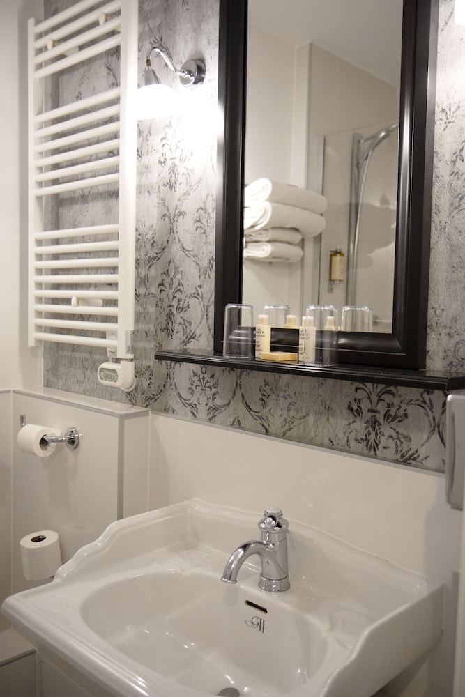 Superior Room, 2 Twin Beds, Non Smoking (Larger Room) - Photo 4