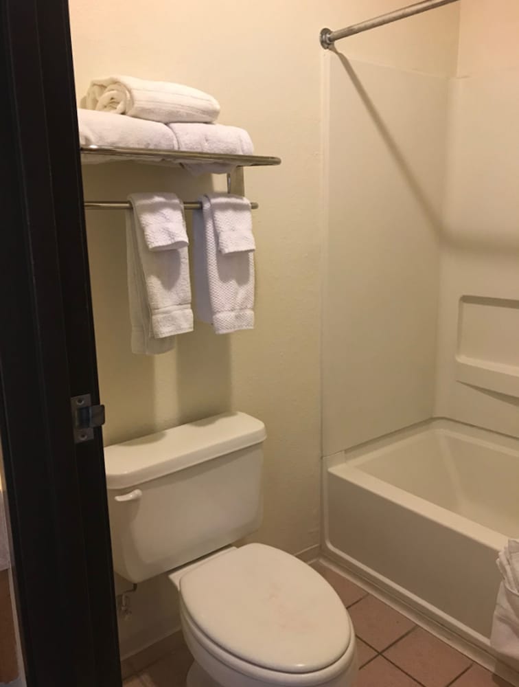 Deluxe Room, 1 Queen Bed, Non Smoking - Photo 4