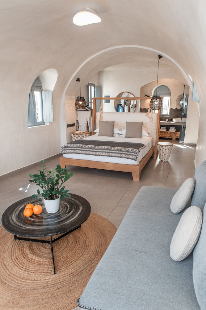Honeymoon Suite with Sea View and Jetted tub