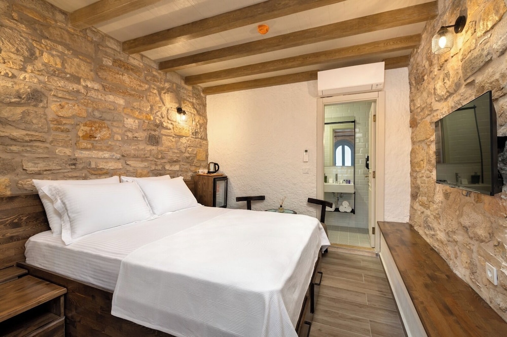 Standard Room, 1 Queen Bed, Courtyard View - Photo 5