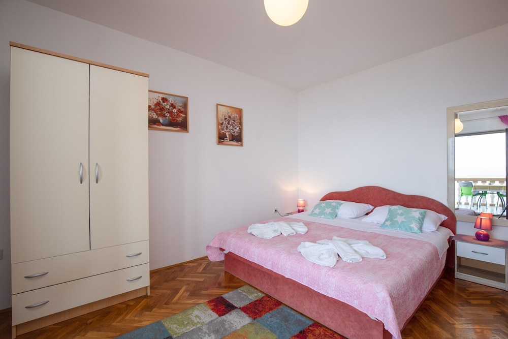 Standard Studio, 1 King Bed, Sea View, Garden Area (Studio Paula 1 300m From Sea)