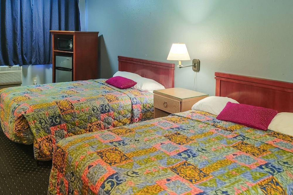 Standard Room, 2 Queen Beds, Non Smoking - Photo 1