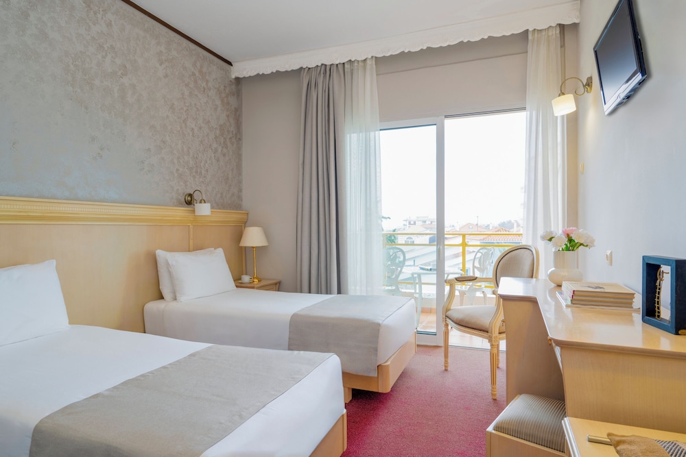 Standard Triple Room, Balcony, Partial Sea View
