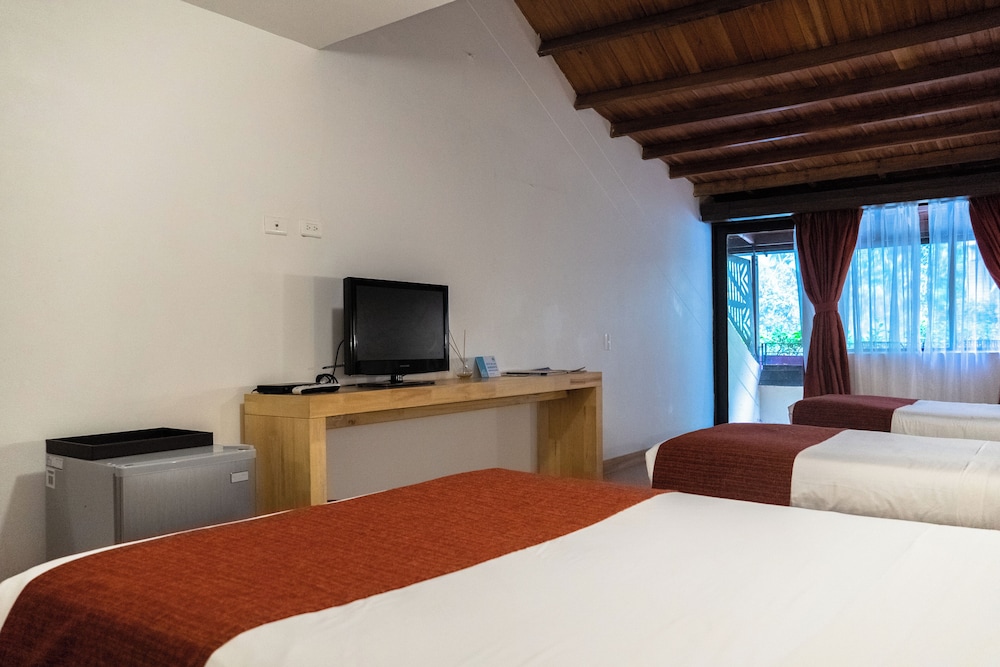 Traditional Quadruple Room, Multiple Beds, Private Bathroom photo 3