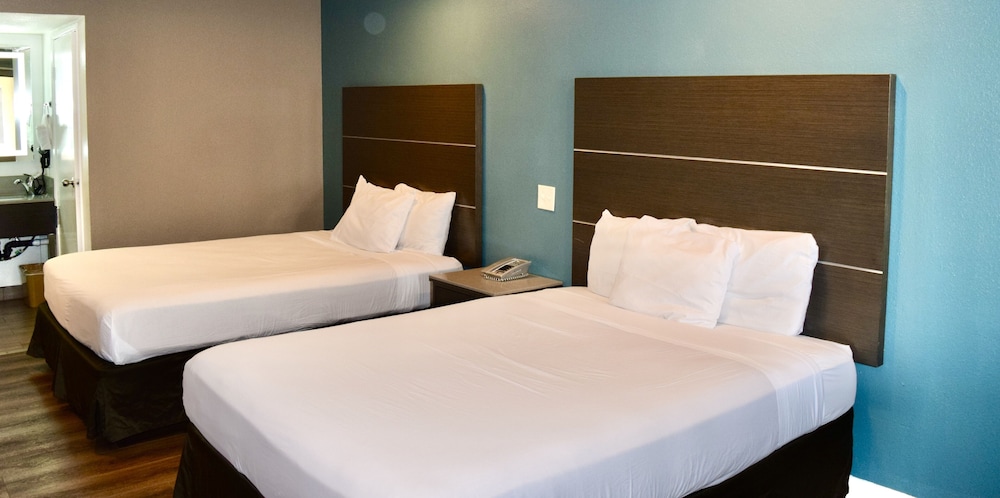 Room, 2 Queen Beds, Non Smoking, Ground Floor photo 1