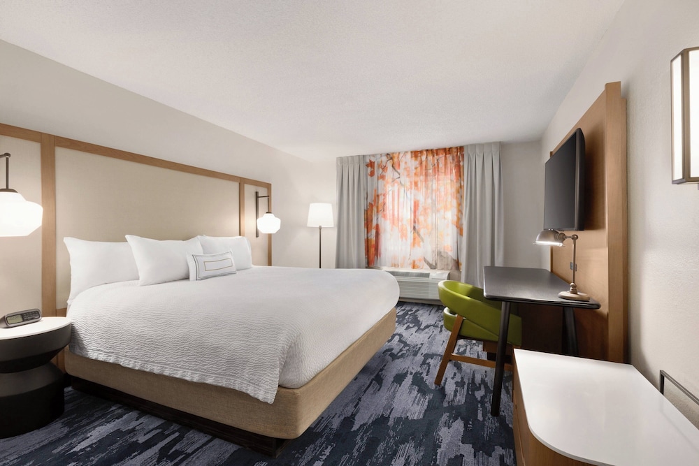 Room, 1 King Bed (Mobility Accessible, Roll-In Shower) - Photo 1