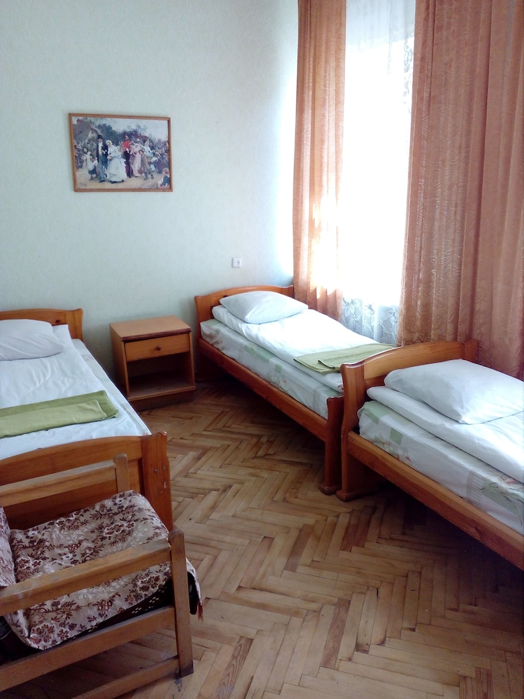 Economy Triple Room photo 2