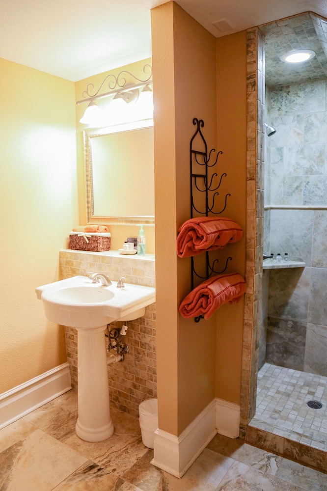 Superior Room, Ensuite, Garden View (Chisholm Trail Room) photo 3