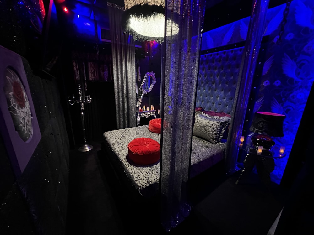 Design Double Room (Gothic)