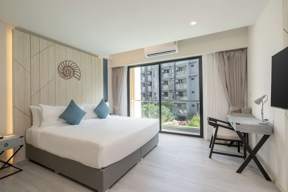 Deluxe Room, 1 Double Bed, Pool View - Photo 1