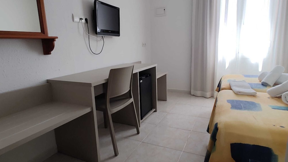 Economy Double Room (No balcony) photo 2