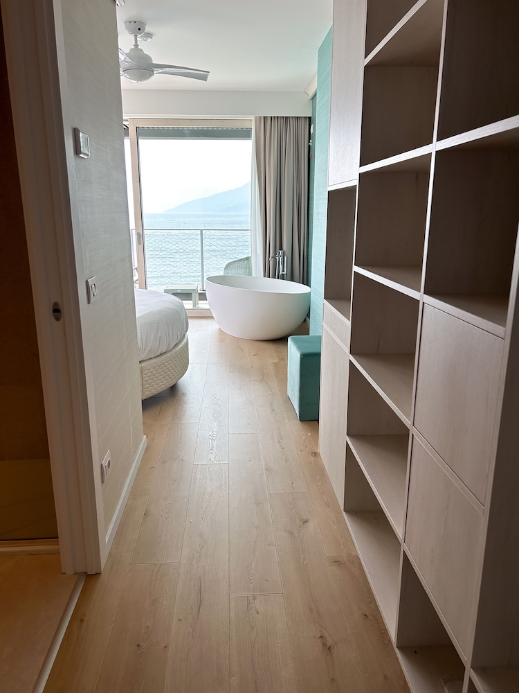Romantic Double Room, Bathtub, Lake View photo 3