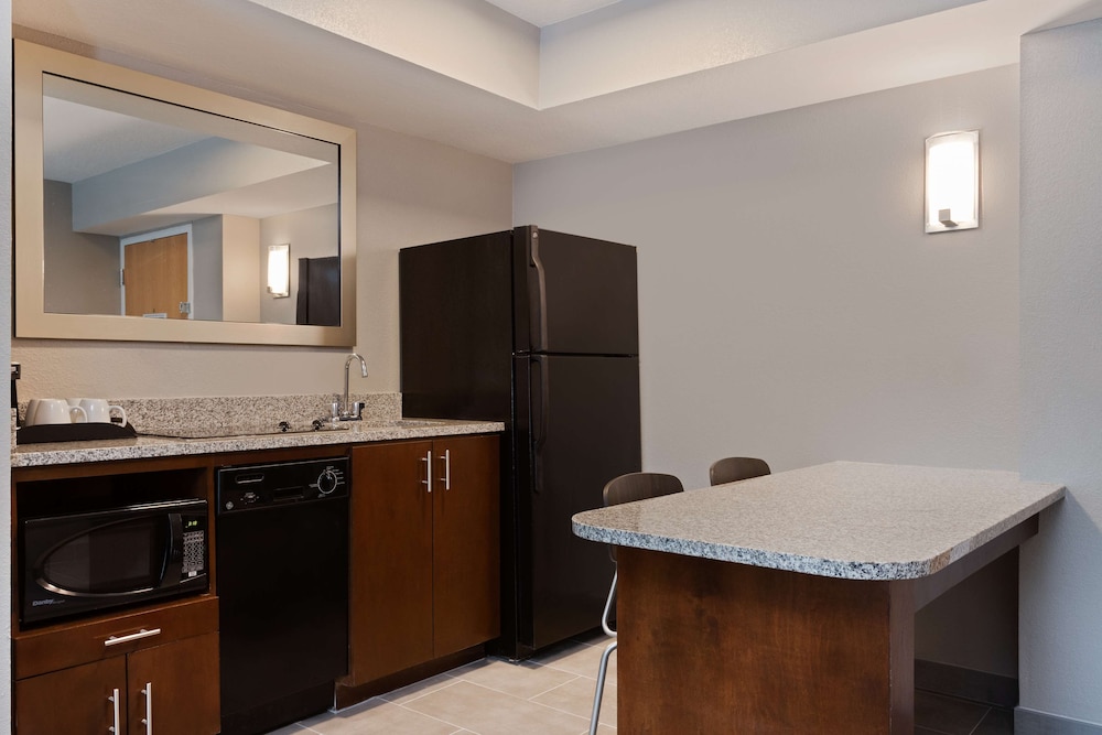 1 Bedroom King Suite with Sofabed, Kitchen and Patio - Photo 2